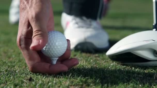 Gros plan d'un golfeur — Video