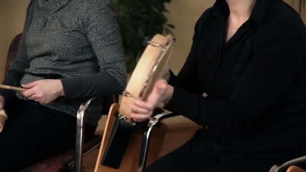Закрытый снимок участника музыкального класса во время исполнения новой песни — стоковое видео