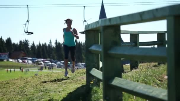 Молодая женщина бег — стоковое видео