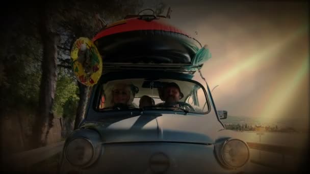 Ein Strahl Sonnenstrahlen auf ein Auto — Stockvideo