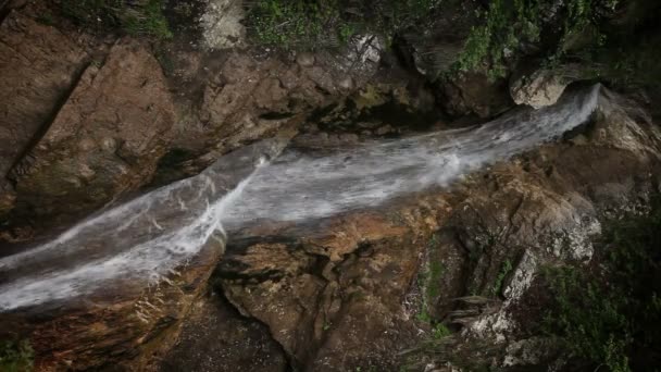 Rzeki rapids z kropli wody widać — Wideo stockowe