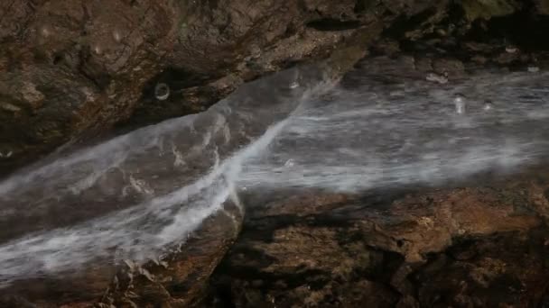 Rapide di fiume con gocce d'acqua viste — Video Stock