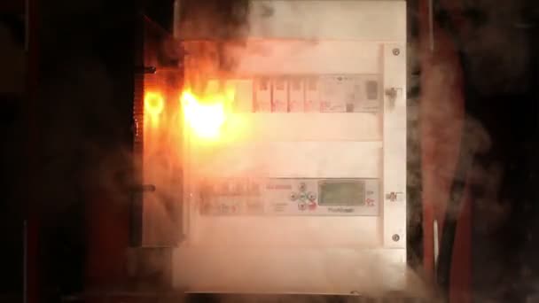 Fechar tiro de uma falha no armário fusível elétrico — Vídeo de Stock