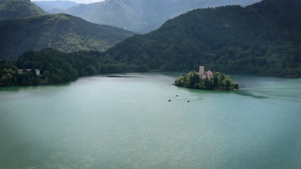Tiro panorâmico da famosa ilha no meio do Lago Bled — Vídeo de Stock