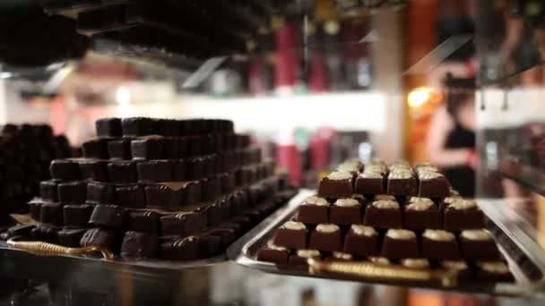 Tiro de una prlaines de chocolate en un escaparate — Vídeos de Stock