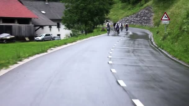 Постріл натовпу велосипедистів на дорозі — стокове відео