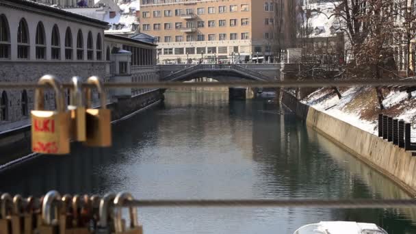 Tiro panorâmico de um barco no rio Liubliana feito através de uma linha de fechaduras — Vídeo de Stock