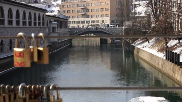 Foto panoramica di una barca sul fiume Lubiana realizzata attraverso una linea di chiuse — Video Stock