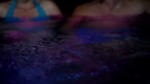 Пара в барвистій джакузі — стокове відео