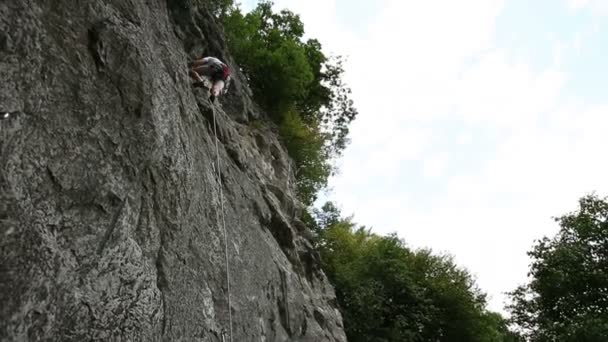 Hombre roca clikbing en hermosa naturaleza — Vídeos de Stock