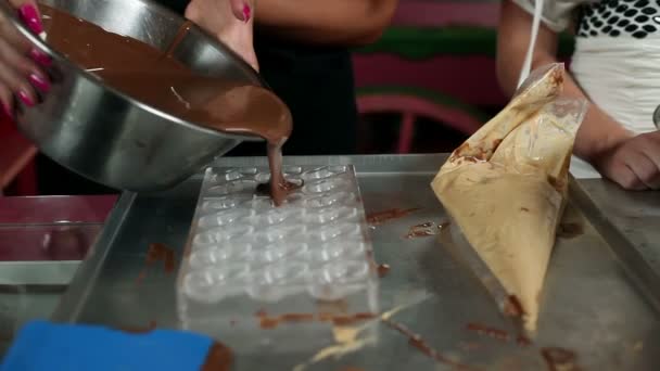 Закрытие женщины, наливающей шоколад — стоковое видео