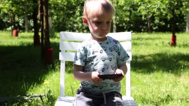 Schuss von kleinem Jungen beim Spielen — Stockvideo