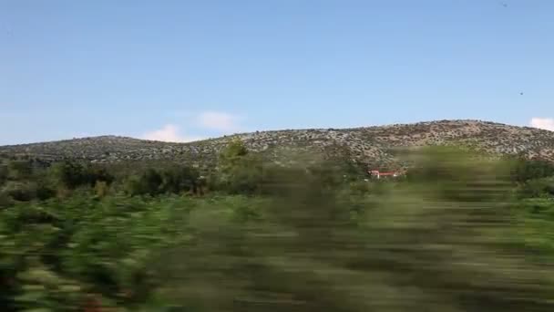 Schot van het landschap in de buurt van de Adriatische Zee, ontleend aan een rijdende auto. — Stockvideo