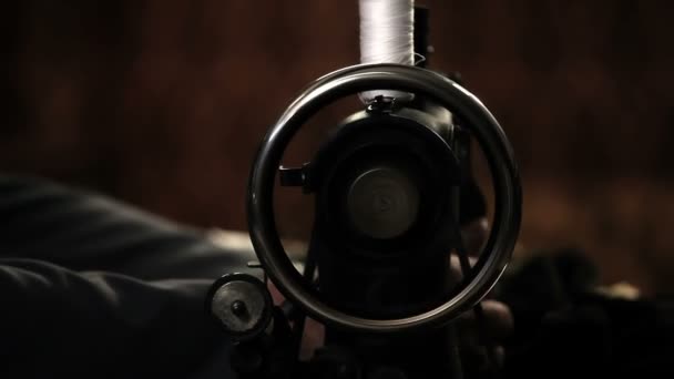 Tailleur derrière une machine à coudre 