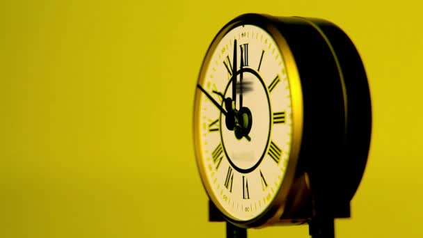 美丽古董时钟在黄色的环境中 — 图库视频影像