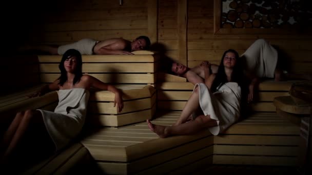 Zwei Paare genießen in der Sauna — Stockvideo