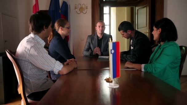 Un groupe de plusieurs hommes d'affaires lors d'une réunion dans un bureau à l'ancienne — Video