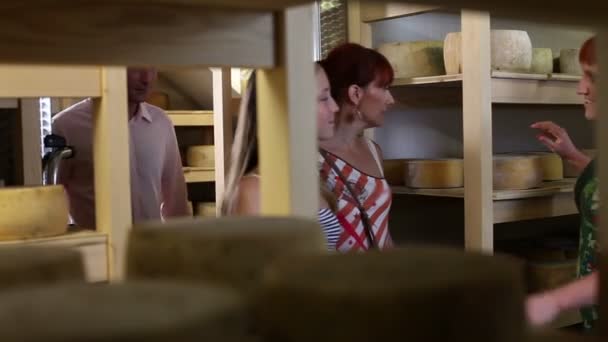 Stockage de fromage touristique en famille — Video