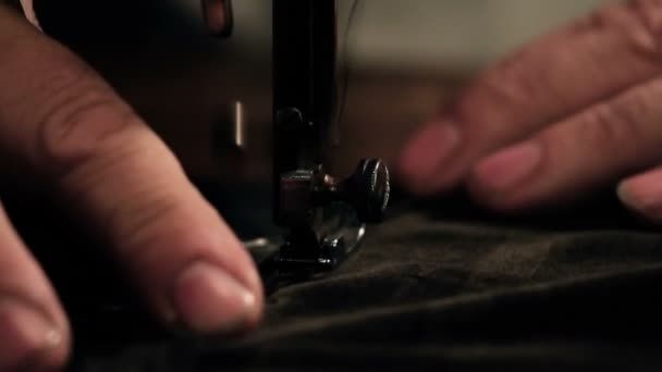 仕立て屋の手なドレスの縫製 — ストック動画