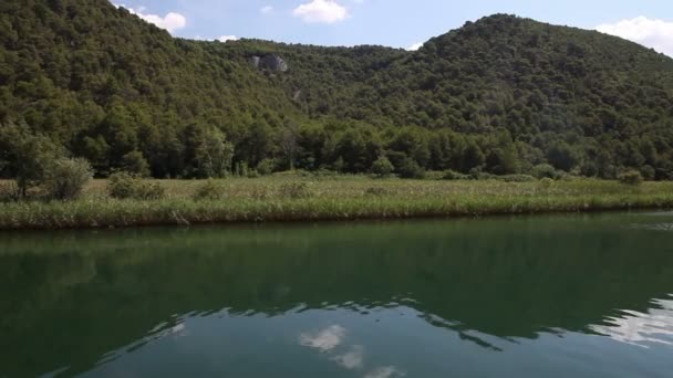 Strzał rzeki krka Chorwacja z łodzi pływających — Wideo stockowe