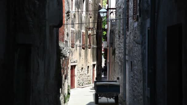 Bild på den mörka gatan i den gammala delen av townen — Stockvideo