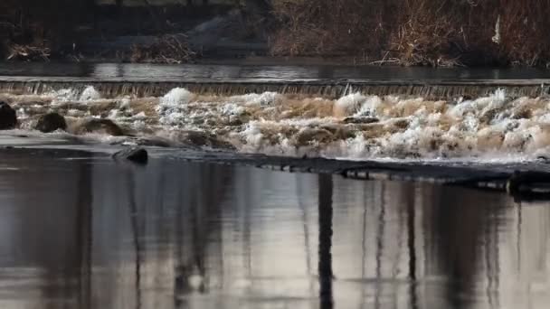 Stiil schot van rivier met reflectie — Stockvideo