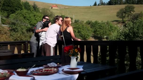 Dos parejas mirando la naturaleza antes de comer embutidos — Vídeos de Stock