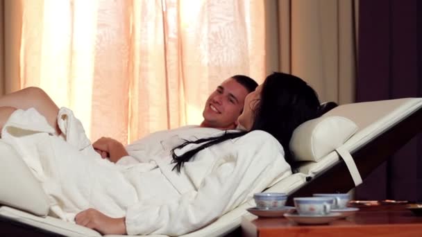 Couple couché dans le spa — Video