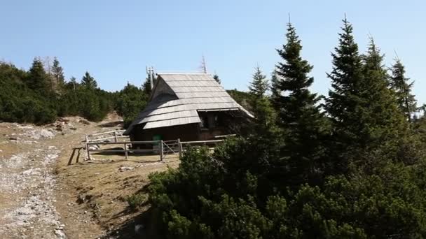 Camera shooting cottage in mountains from skilift — Stock Video