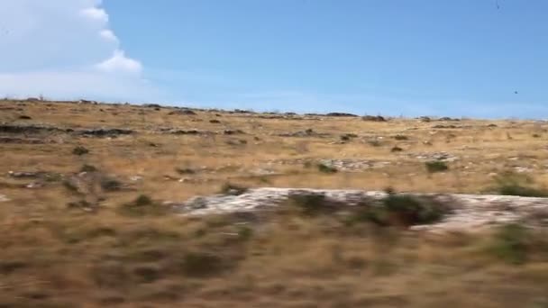 Fotografía del paisaje cerca del mar adriático, tomada de un coche de conducción . — Vídeo de stock