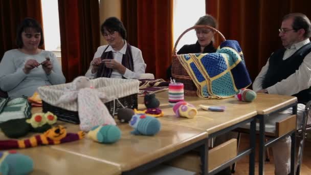 Old women knitting and old man watching — Stock Video