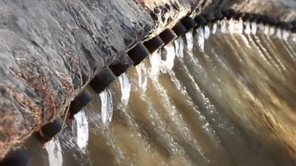 Κοντινό πλάνο ποτάμι τρέχει throug ανθρώπινη έκανε obsticles — Αρχείο Βίντεο