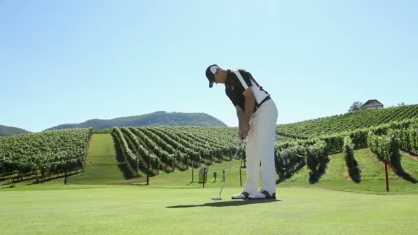 Tiro de un golfista hombre — Vídeos de Stock