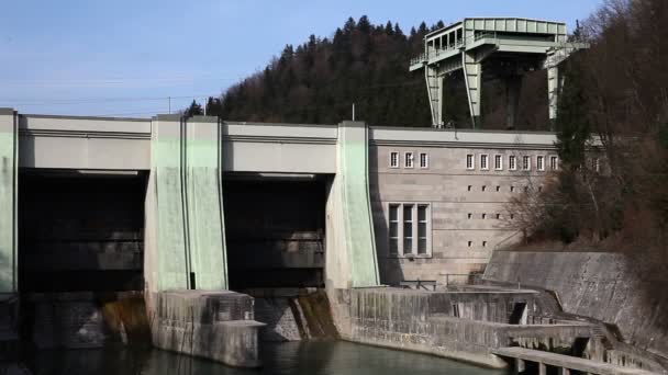 Panoramatický záběr vodní elektrárna — Stock video