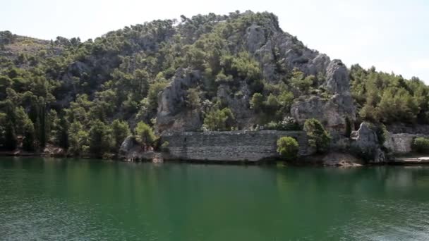 Tiro panorâmico da margem do rio Krkas feito a partir do barco em movimento — Vídeo de Stock