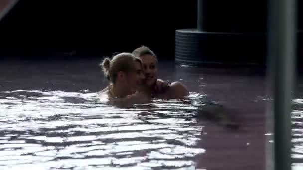 Yound couple swimming in childrens pool — Stock Video