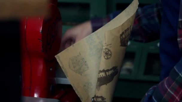 Close up shot of goods that seller is wraping in an old, retro paper — Stock Video