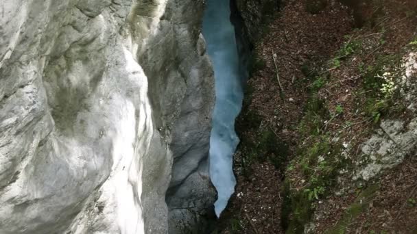 Rapides fluviaux sous les roches 