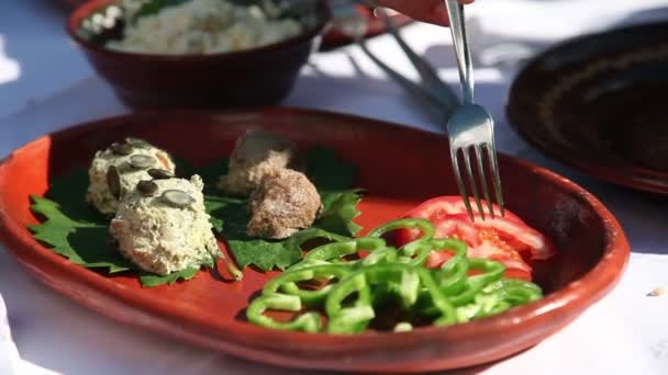 Primer plano de amigos comiendo embutidos — Vídeo de stock