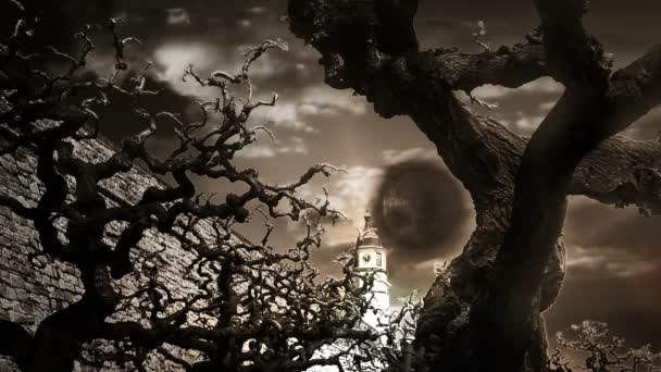 Tiro de ramos de árvore olhando assustador e céu com lua — Vídeo de Stock