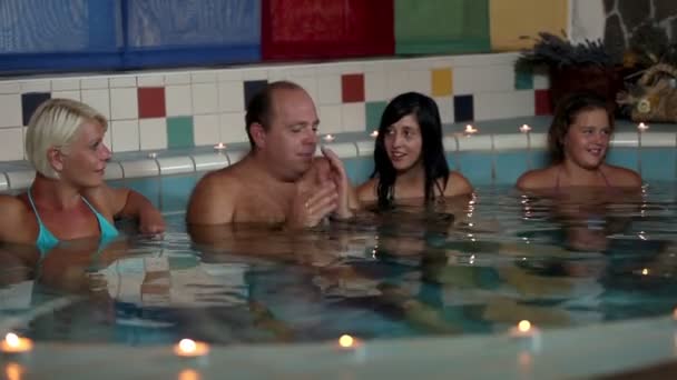 Familie in een pool met thermaal water — Stockvideo