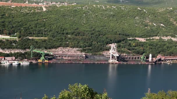 Foto panoramica di alcune imbarcazioni in un piccolo porto industriale in mare Adriatico — Video Stock