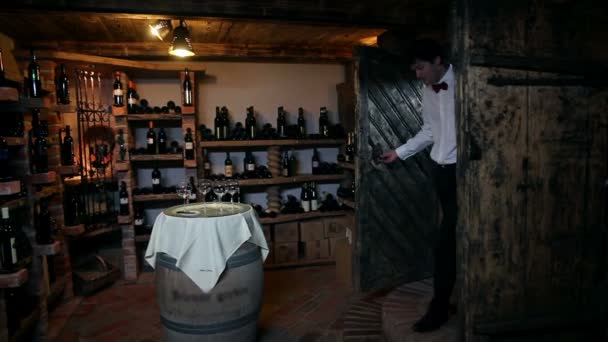 Camarero e invitados entrando en bodega — Vídeos de Stock