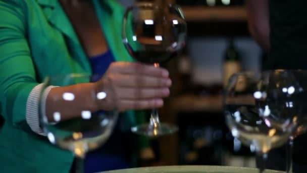 Jeune femme dégustation dans une cave à vin — Video