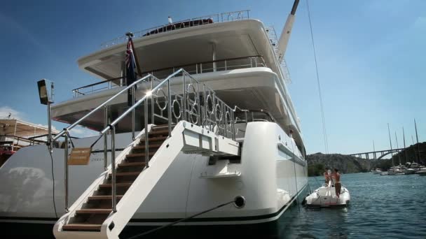 Gros plan d'un yacht de luxe amarré dans le port — Video