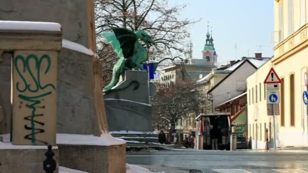 Schüsse auf Menschen auf den Straßen von Ljubljanach — Stockvideo