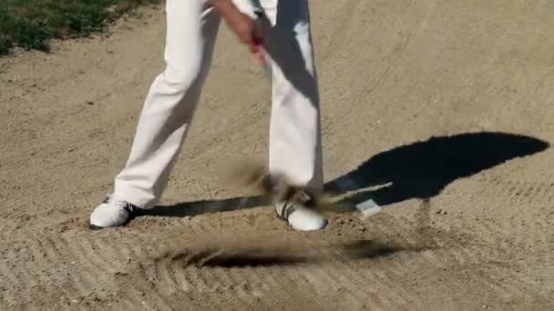 Grúa tiro del idílico campo de golf de arena con un hombre golfista que juega al golf — Vídeo de stock