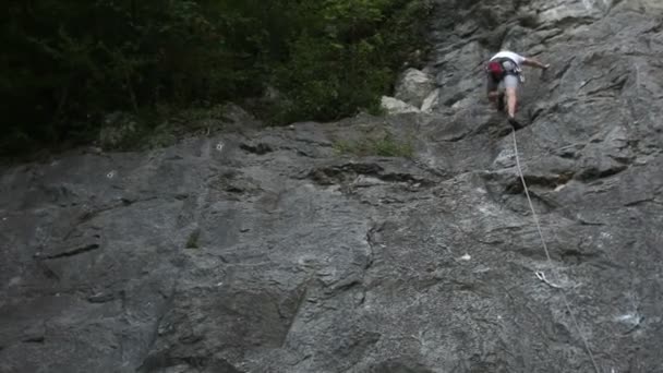Hombre escalada en roca en la hermosa naturaleza — Vídeo de stock