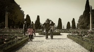 eklenen animasyon efekti ile parkta yürüyen bir çift atış