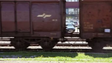 güneşli bir günde railtrack üzerinde yavaşça vagonlar